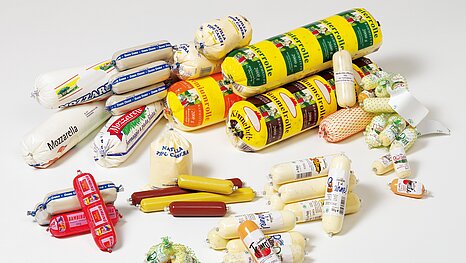Feldolgozott sajtfélék töltése és klipszelése Project Food élelmiszeripari gépekkel