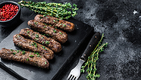 Cevapcici formázó egység ipari hús­töltőgéphez, darálthús rudakhoz