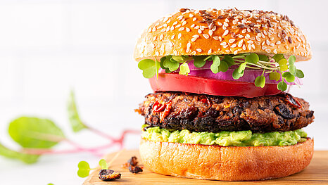 Vegetáriánus és vegán termékek rúdáru, klipszelés, szeletelés és füstölés Project Food gépekkel